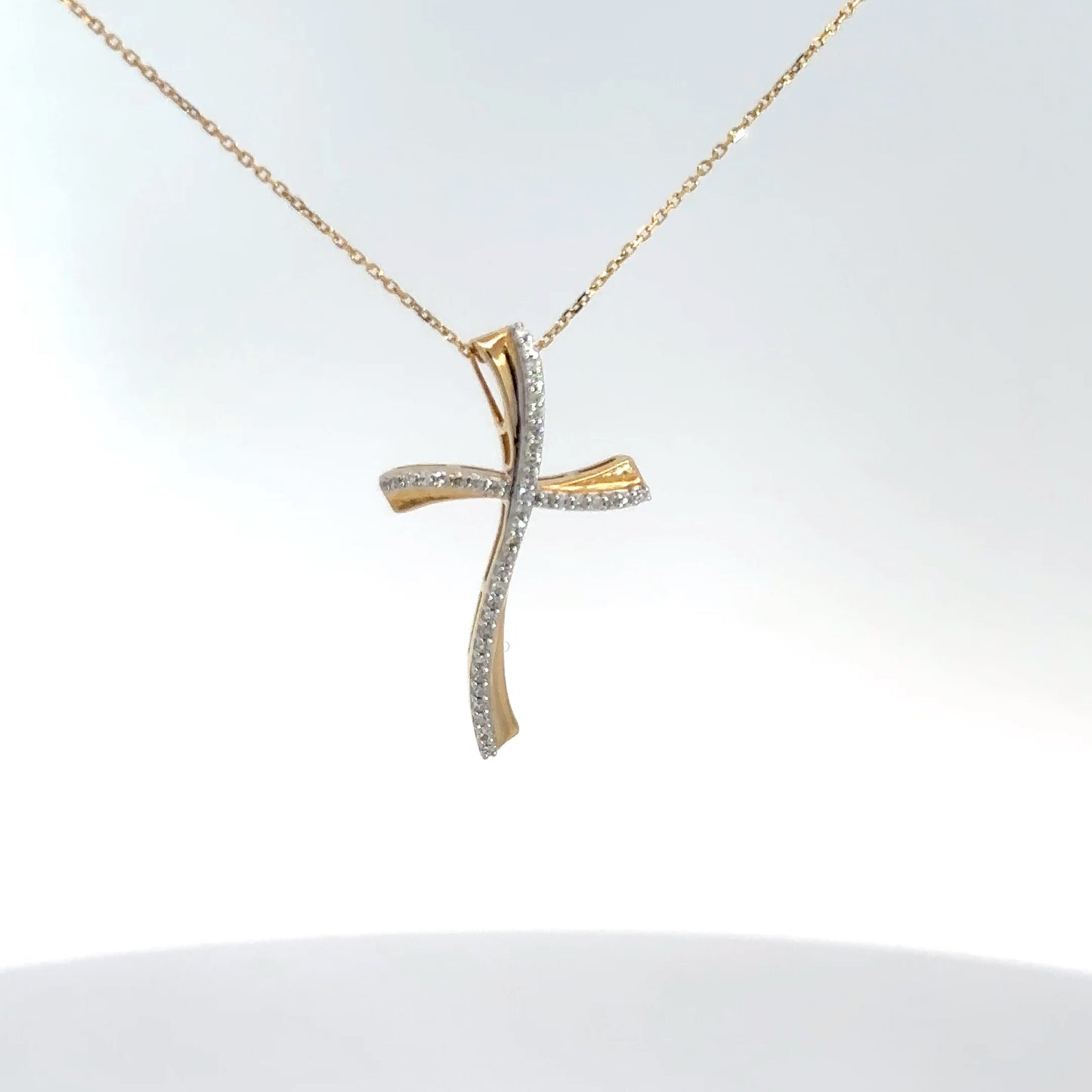 14ky Cross with Diamonds .10cttw