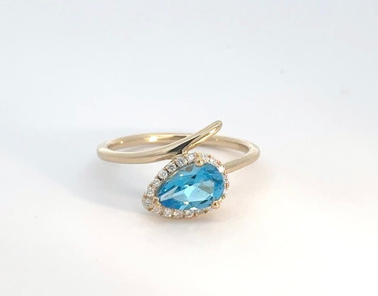 14k Yellow Gold Diamond & Blue Topaz Ring