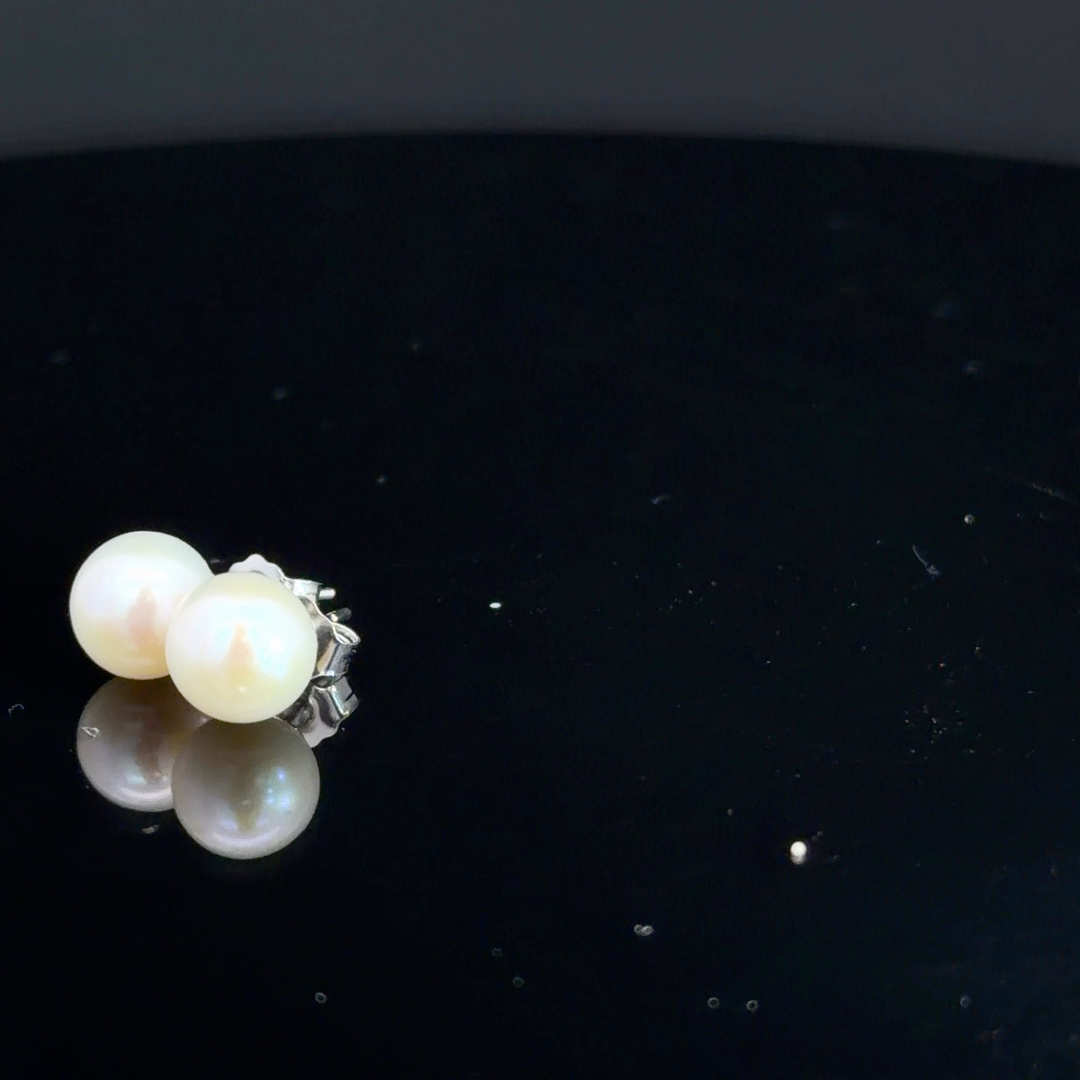 14k White Gold Pearl Studs