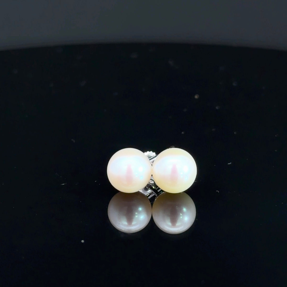 18k White Gold Pearl Studs