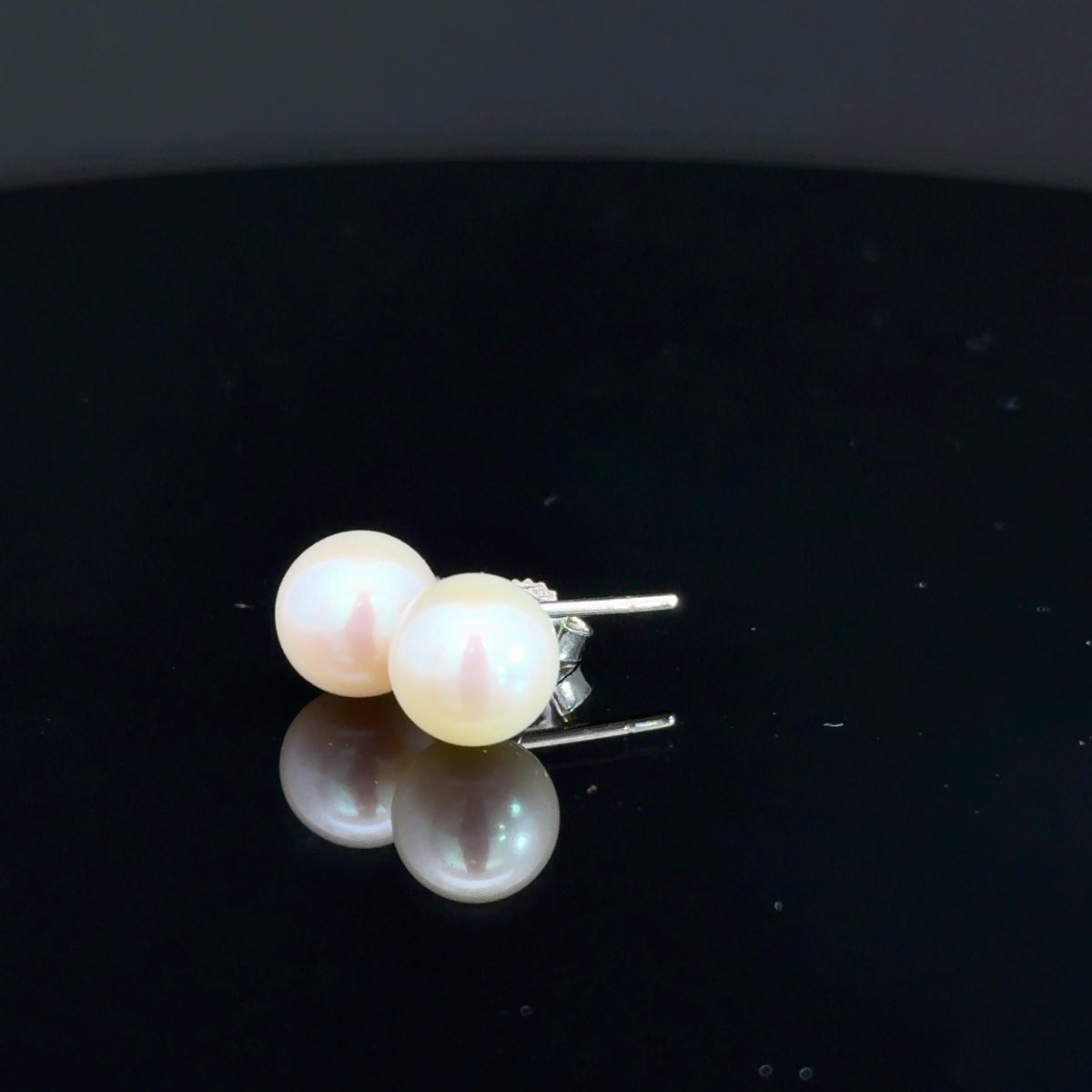 18k White Gold Pearl Studs