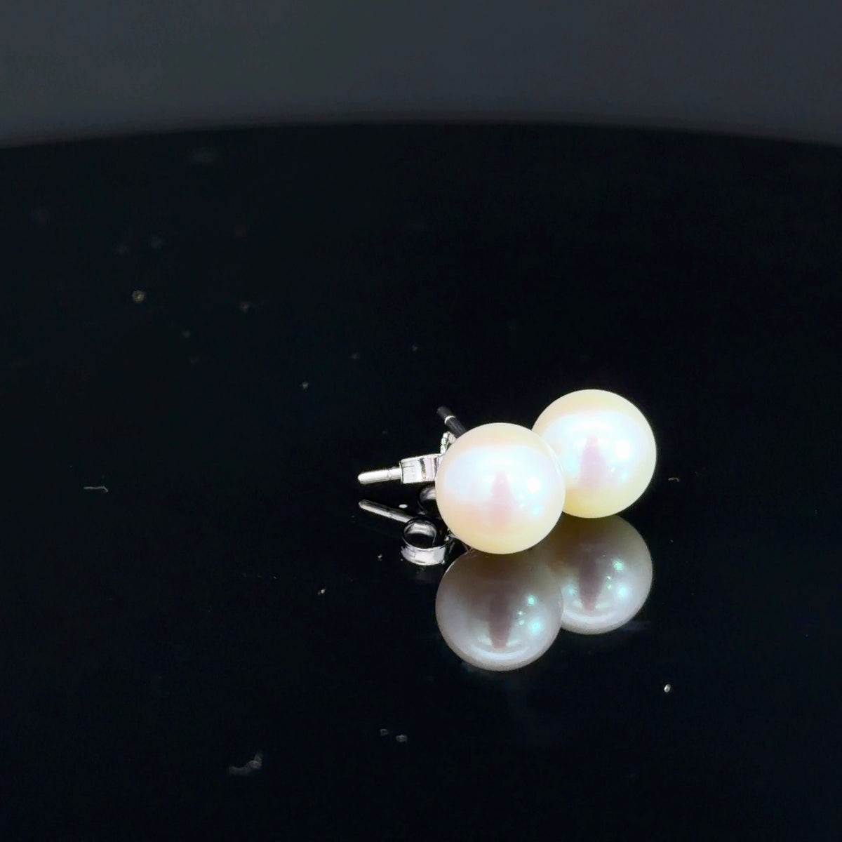 18k White Gold Pearl Studs
